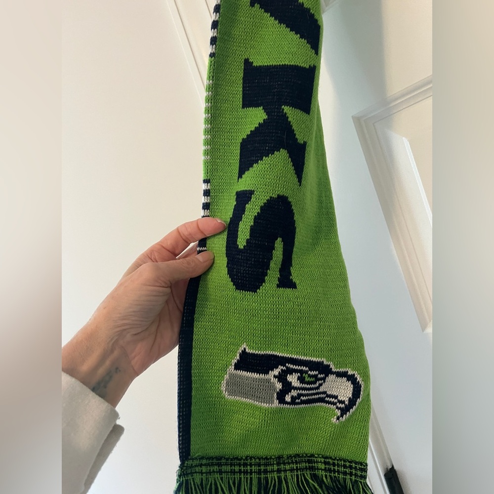 Seattle Seahawks NFL official scarf and beanie - Picture 3 of 7